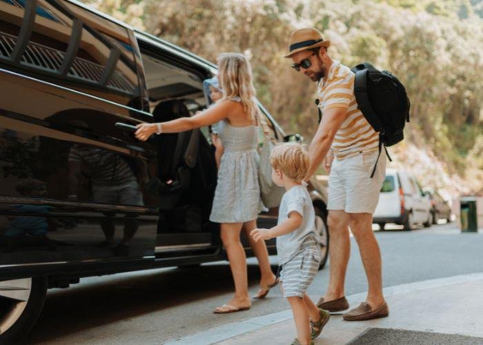 Enjoy the Airport transfer services in Sydney with family